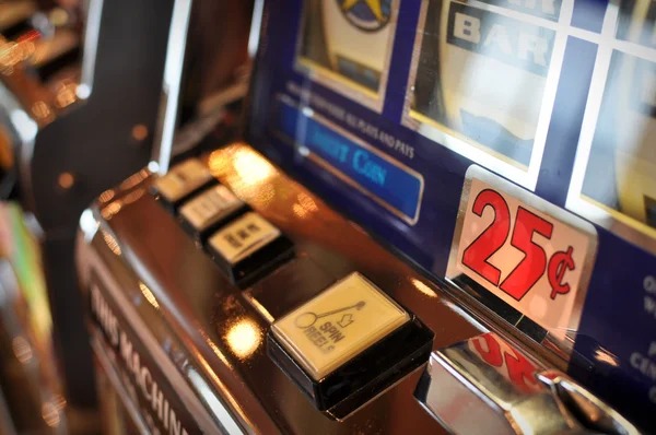 bigtoto live-dealer blackjack table displayed on mobile phone with HD streaming